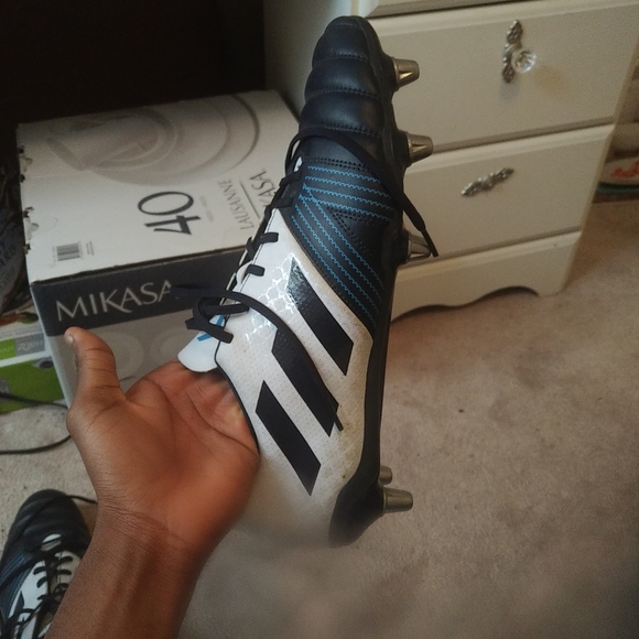 This is a soccer/football cleat(boot). I want to sell it. - Picture 2 of 5